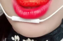 小姐姐吃草莓果冻派出所,小姐姐品尝草莓果冻的温馨瞬间