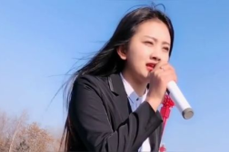 唱寂寞才说爱的小姐姐,唱出心声的小姐姐