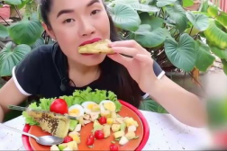 小姐姐挑战吃大蜂蜜块子,小姐姐勇敢尝试大蜂蜜块子