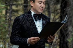 川普就职仪式亮了!贝佐斯未婚妻漏胸抢镜幼札偷瞄被拍!事实他们都被马斯克这个手脚挤下了热搜,吃瓜爆料不打烊反差女友毕竟居然是这个!
