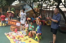 小姐姐给弟弟送礼物图片,小姐姐精心挑选礼物,为弟弟带来惊喜与感动”