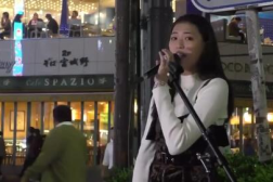 日本街头小姐姐组合唱歌,歌声飘扬,魅力四溢