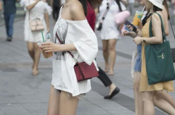 可爱的小姐姐接电话图片,可爱小姐姐接电话的温馨画面